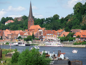 Blick von der Elbbrücke auf die Lauenburger Altstadt